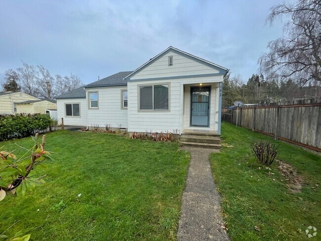 Building Photo - 2 Bedroom House with Large Yard