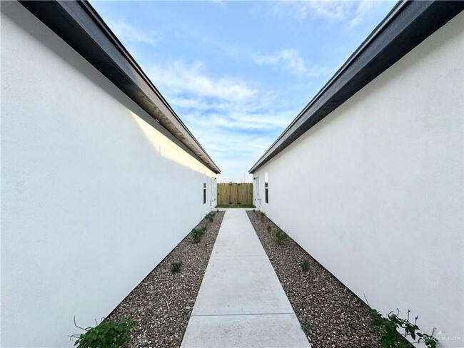 Photo - 11 Aryana N Ave