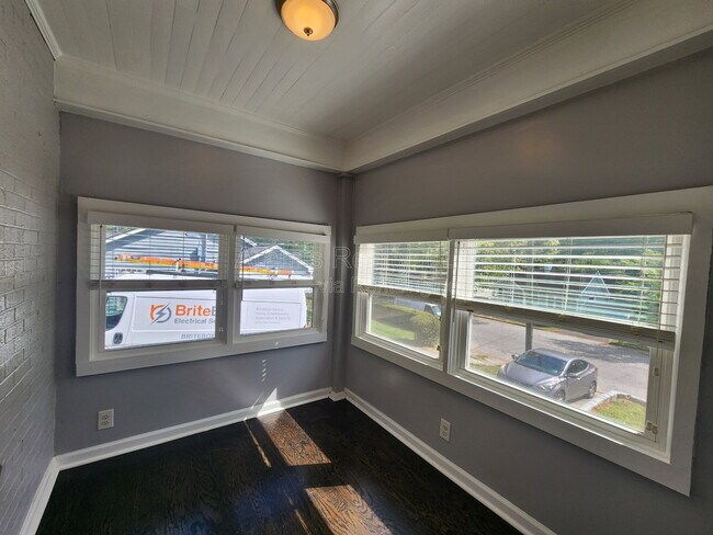 Photo - 120 Burbank Dr NW