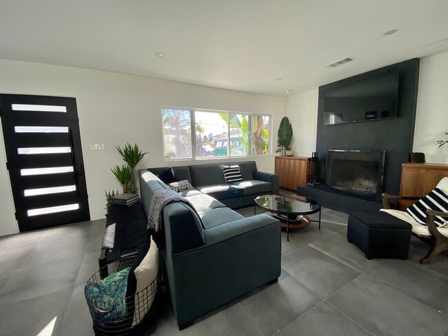 Photo - 2009 Warfield Ave Unit 2009 B