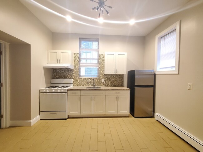 Building Photo - 90 E 25th St Rental