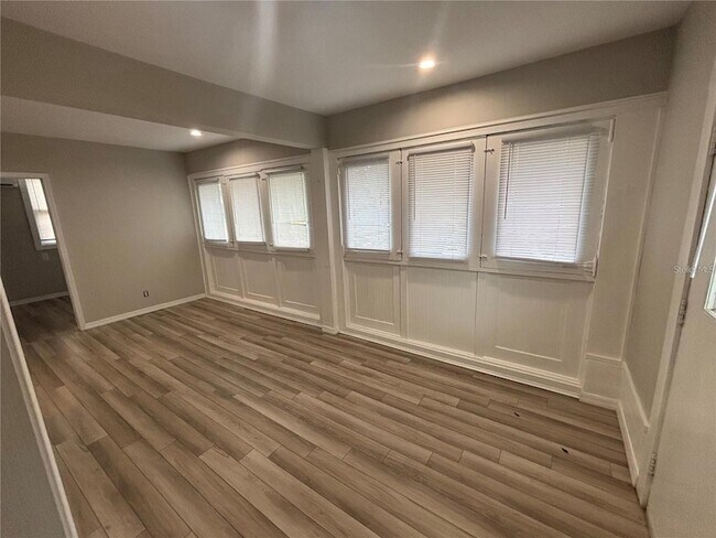 Photo - 107 W 6th St