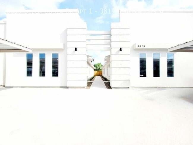 Building Photo - 3819 Bella Costa Dr Unit 3819-1 Bella Costa