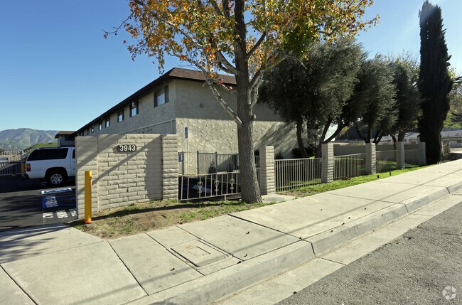 Arrowhead Commons - Arrowhead Commons Apartments