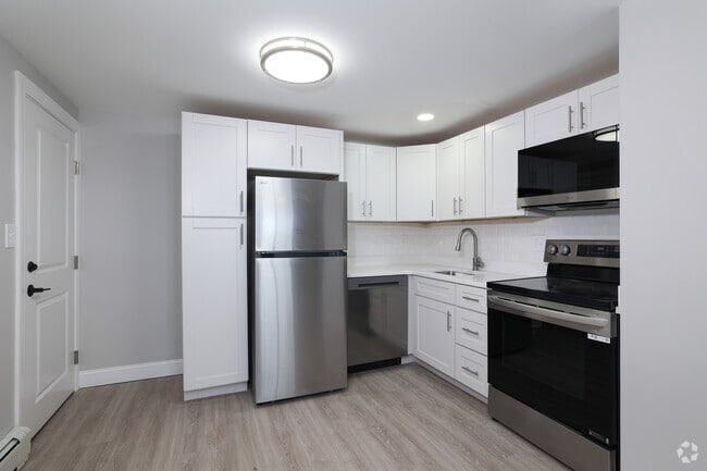 2BR, 1BA - 676SF - Kitchen