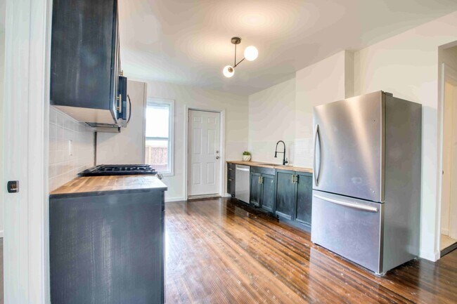 Photo - 2bed 1 bath apartment for rent on Kibbe St Unidad 101