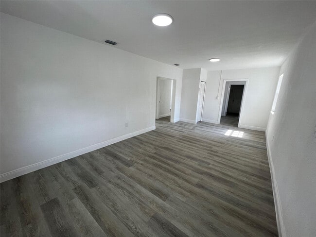 Building Photo - 5615 SW 40th St