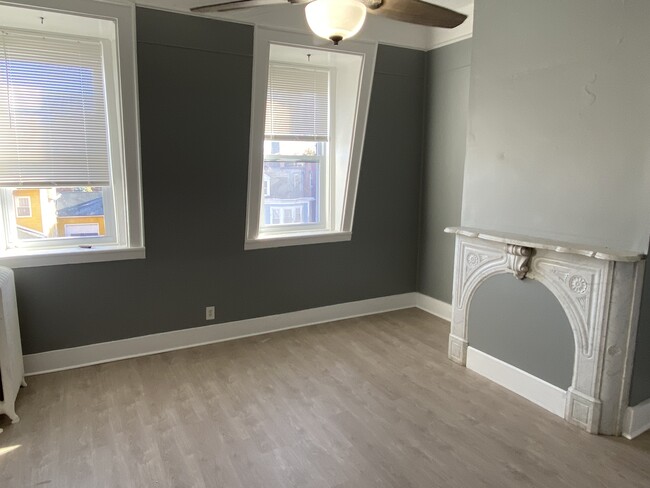 Living room (or bedroom) - 140 Elmwood Ave Apartments Unit Floor 3