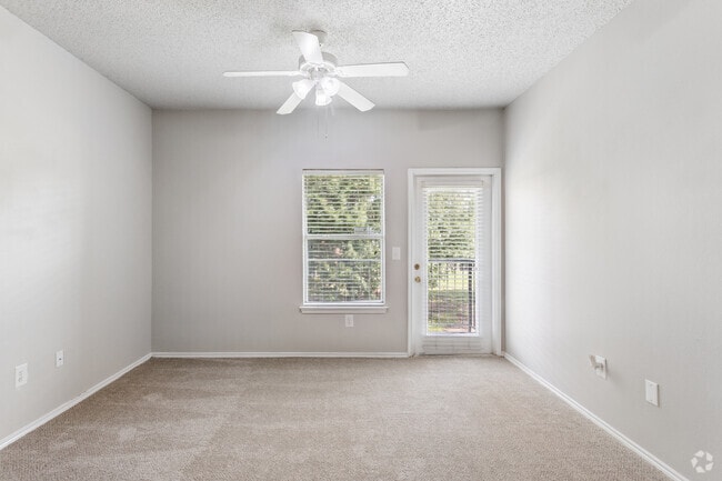 2BR, 2BA - 839SF - Living Room