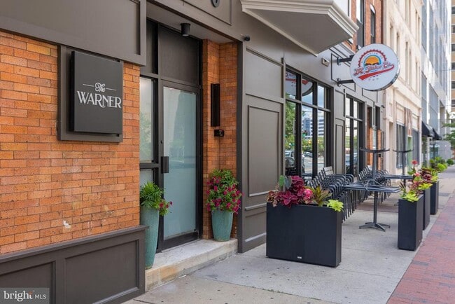 200 W 10th St
