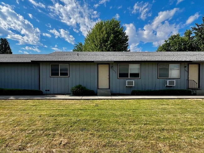 Building Photo - Duplex off of 48th Ave!