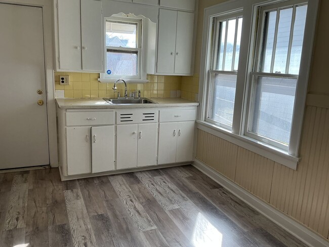 Building Photo - 2 bedroom single family home with detached garage