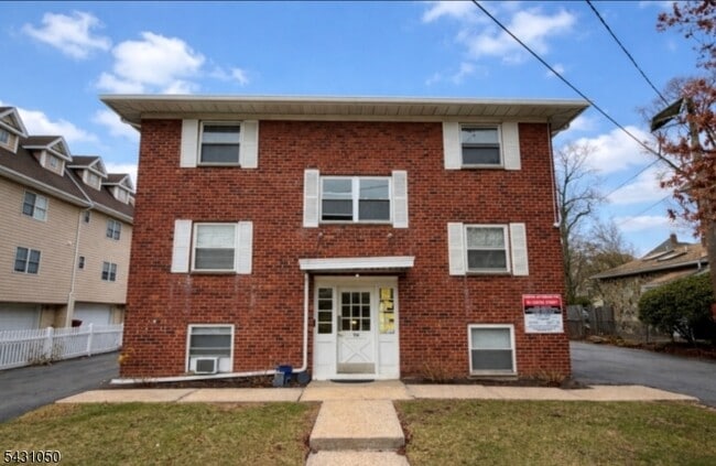 Building Photo - 93 Centre St Unit 5B