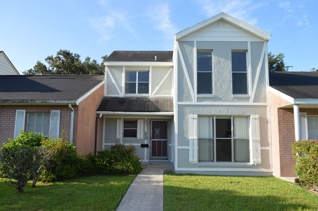 Building Photo - 3 bed, 2 bath townhouse minutes from downtown Leesburg.