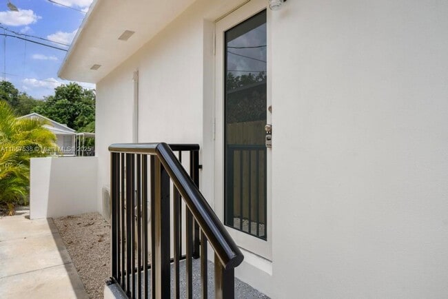 Building Photo - 1116 NW 51st Terrace Unit STUDIO Rental