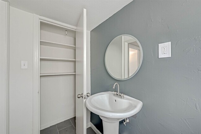 Building Photo - 2420 McDuffie St Unit 1A