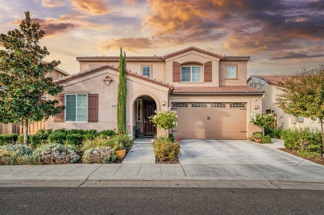 Building Photo - Beautiful 5 bedroom / 4 bath near Clovis East