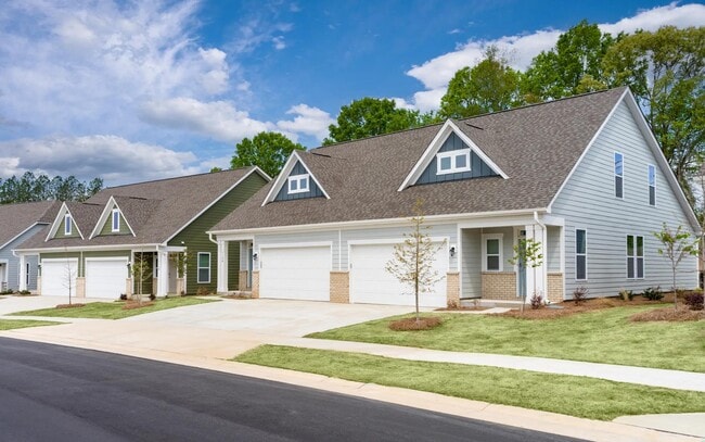 Encuentre la combinación perfecta de privacidad, comodidad y espíritu de vecindad. - Amavi Mooresville