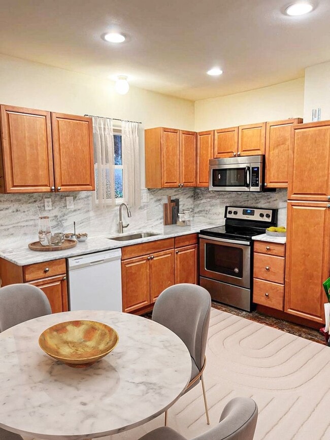 Building Photo - SHOWING NOW - For August 2026!  Inquire to... Rental