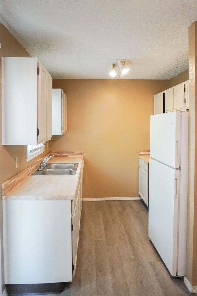 Photo - 3 bed 2 ba with Finished Basement Bedroom, Garage - APPLY FREE!