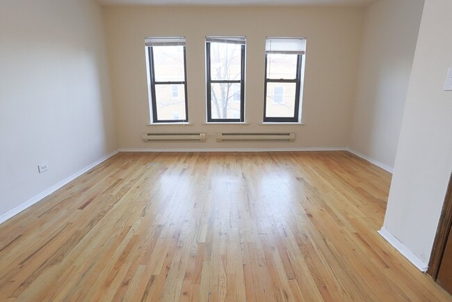 Photo - 823 W Newport Ave Unit J04P