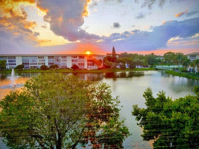 Building Photo - 1904 Bermuda Cir Unit G4