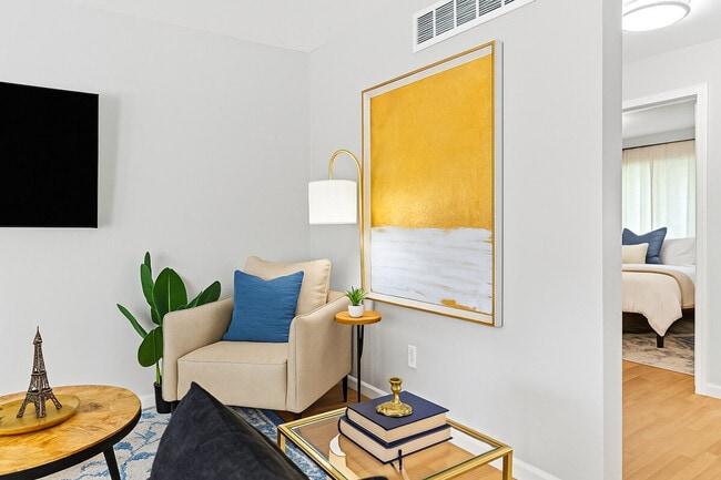 Photo - 18530 E 14 Mile Rd Unidad SI ID1032330P