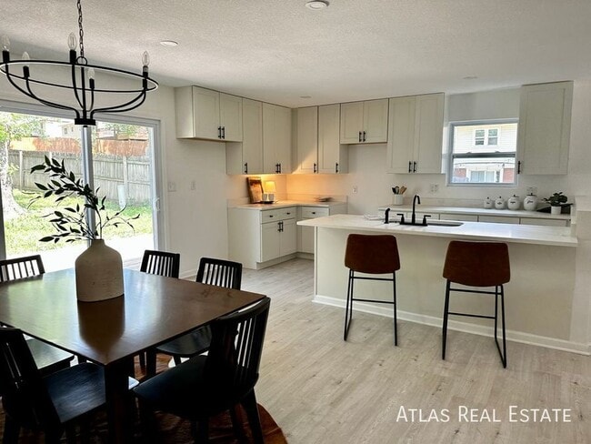 Photo - 909 NW Oxford Dr