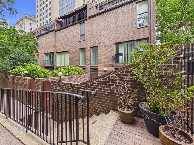 Building Photo - Spacious Three Bedroom Townhome in Society Hill!