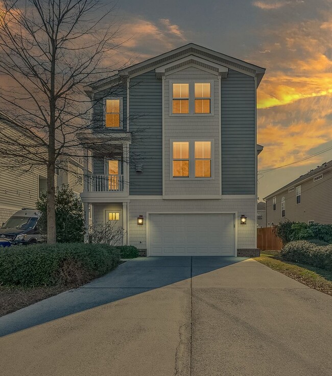 Building Photo - Chick's Beach Condo 3BR & 3.5BA w/2-car garage