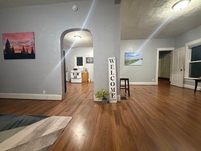 Building Photo - 2 bed, 1 bath home for rent in West Waterloo