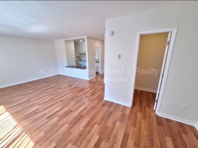 Photo - 6815 Kelvin Ave Unidad 102