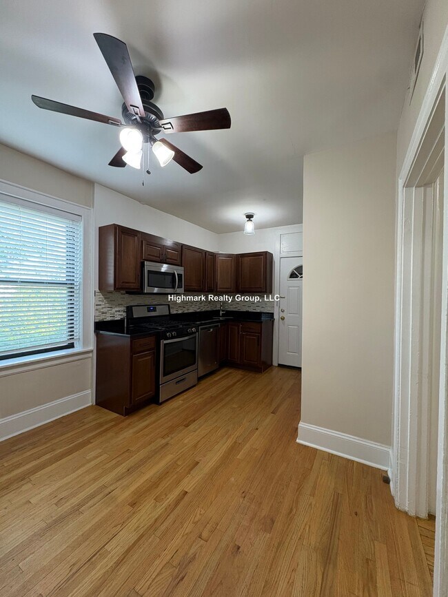 Photo - 718 Reba Pl Unit 2ON