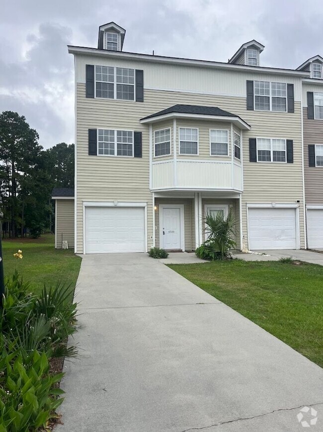 Building Photo - Available now. 3BR/3.5 BA Townhome in Ashl...