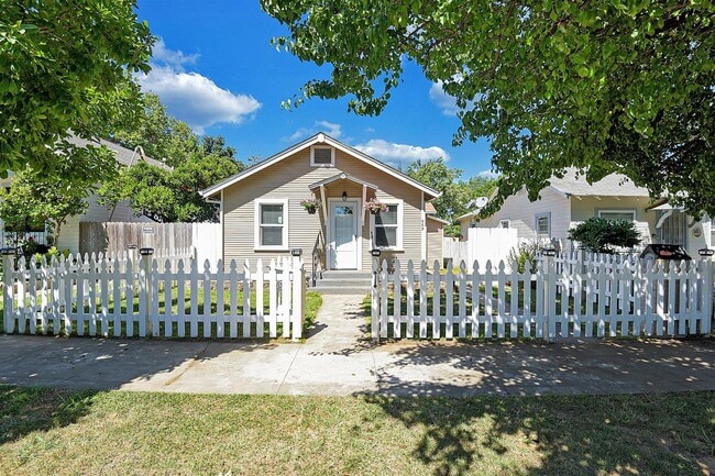 Photo - 669 California St