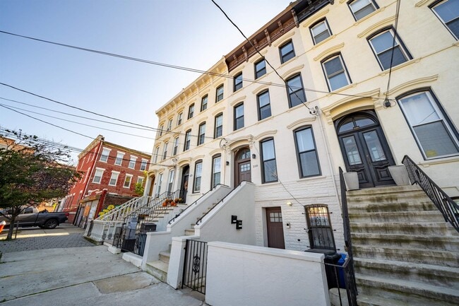 Building Photo - 258 Suydam Ave