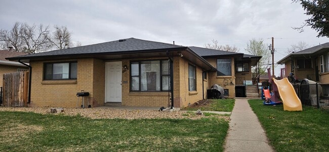 Building Photo - Super Cool Mountain View 2 Bedroom 1 Bath Top floor Duplex