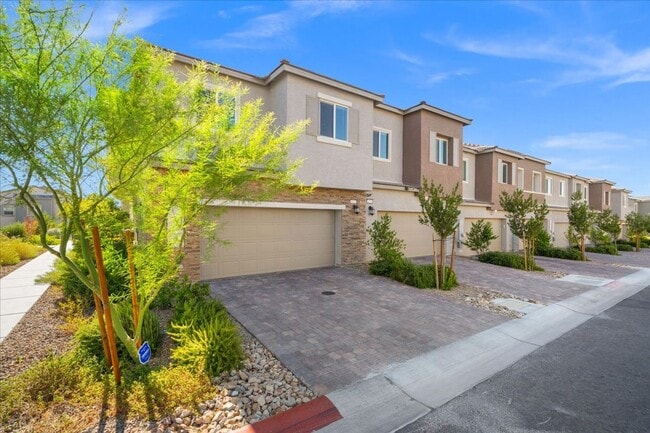 Photo - 4bd End-Unit Gated Townhome with Stylish Finishes