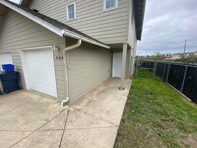Photo - large 3 Bedroom 2.5 Bath Springfield duplex Unit 4164 Glacier View