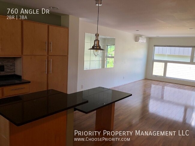 Photo - 760 Angle Dr