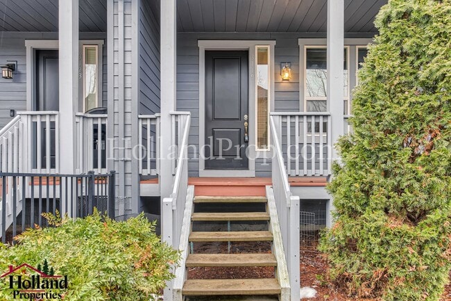 Photo - Beautiful Home With Balcony and Great Location!