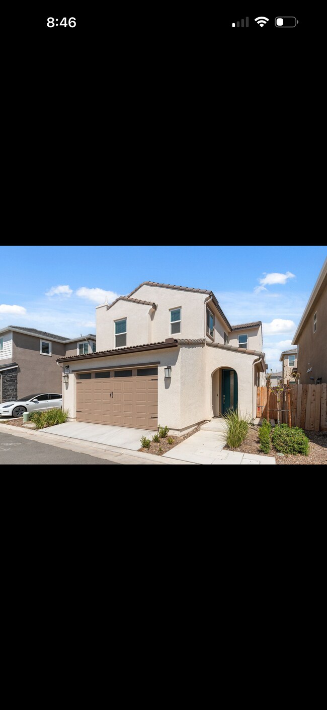 Photo - 1109 Royalty Way W