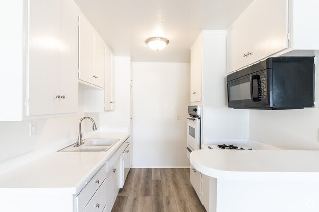 1BR, 1BA - 657 SF