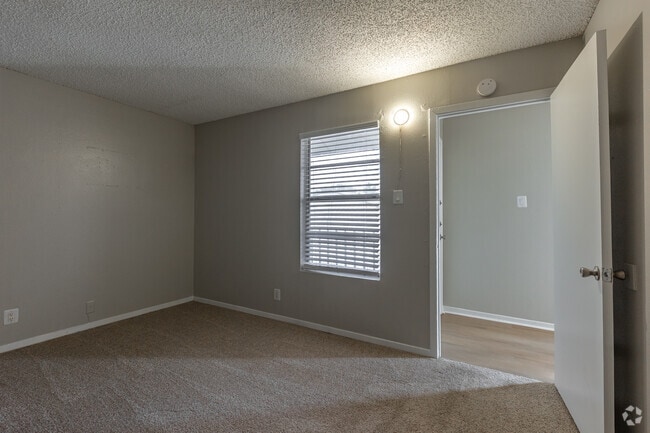 2BR, 2BA - 827SF - Primary Bedroom