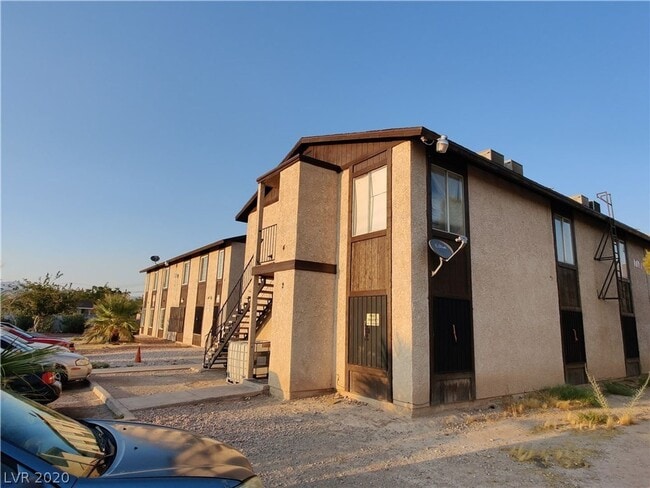 Building Photo - Spacious 2-Bedroom Apartment Near Downtown...