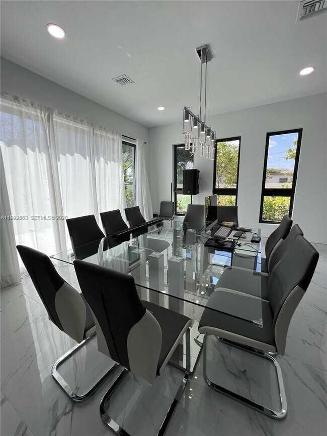 Photo - 2342 McKinley St