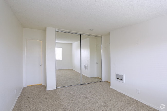 2 BR, 2 BA - 925 SF