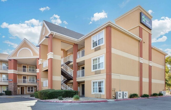 Building Photo - Furnished Studio-Fresno - North Rental