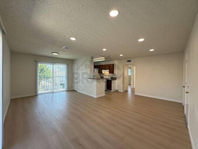 Building Photo - 14801 Delano St Unit 6