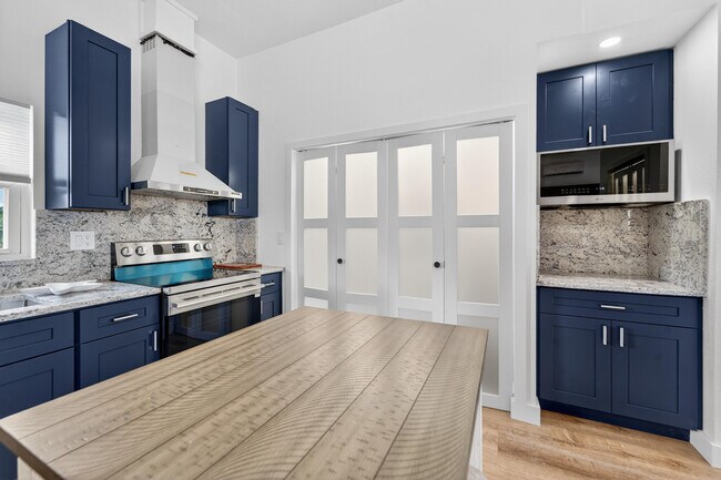 Photo - 300 E 24th St